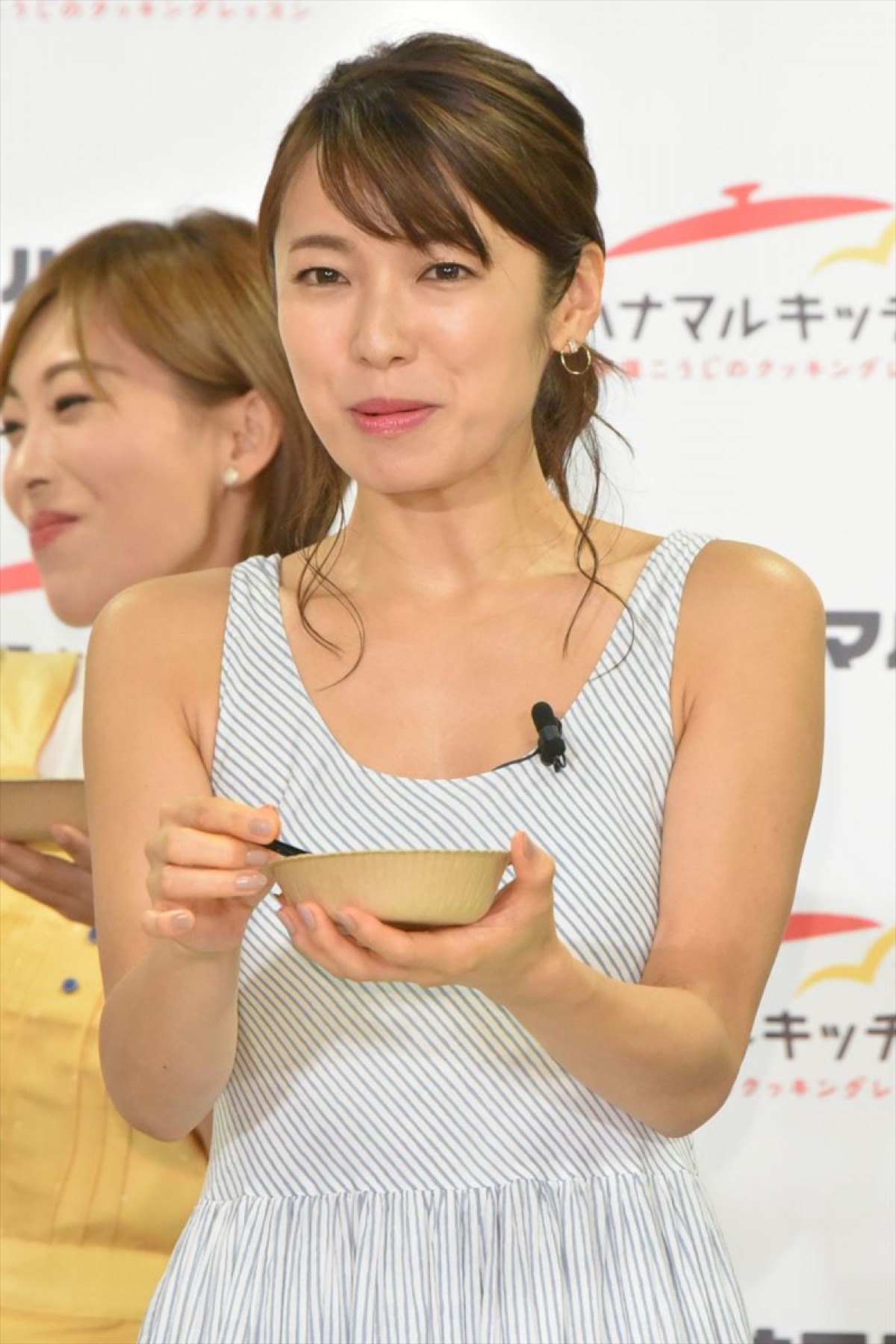 内山理名、大人の色気　ノースリーブワンピで料理へのこだわり語る