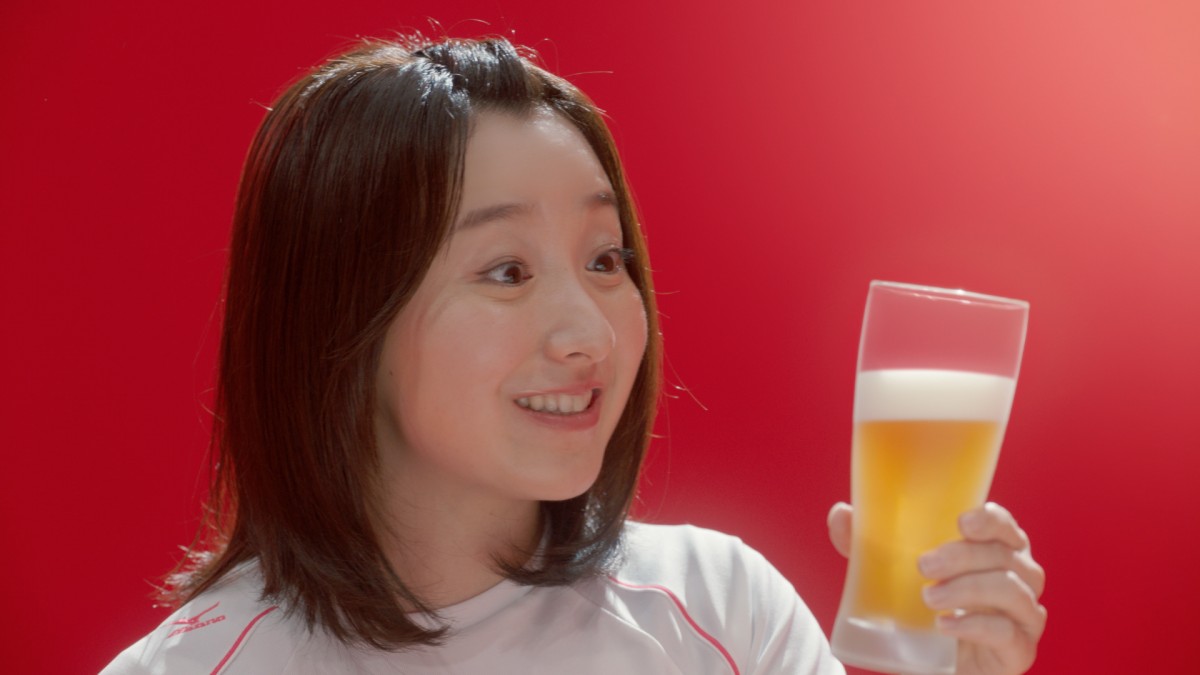 カーリング女子『LS北見』初CM出演　江口洋介とビールで乾杯