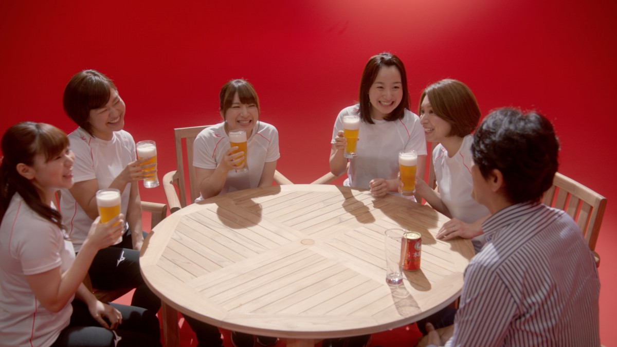 カーリング女子『LS北見』初CM出演　江口洋介とビールで乾杯