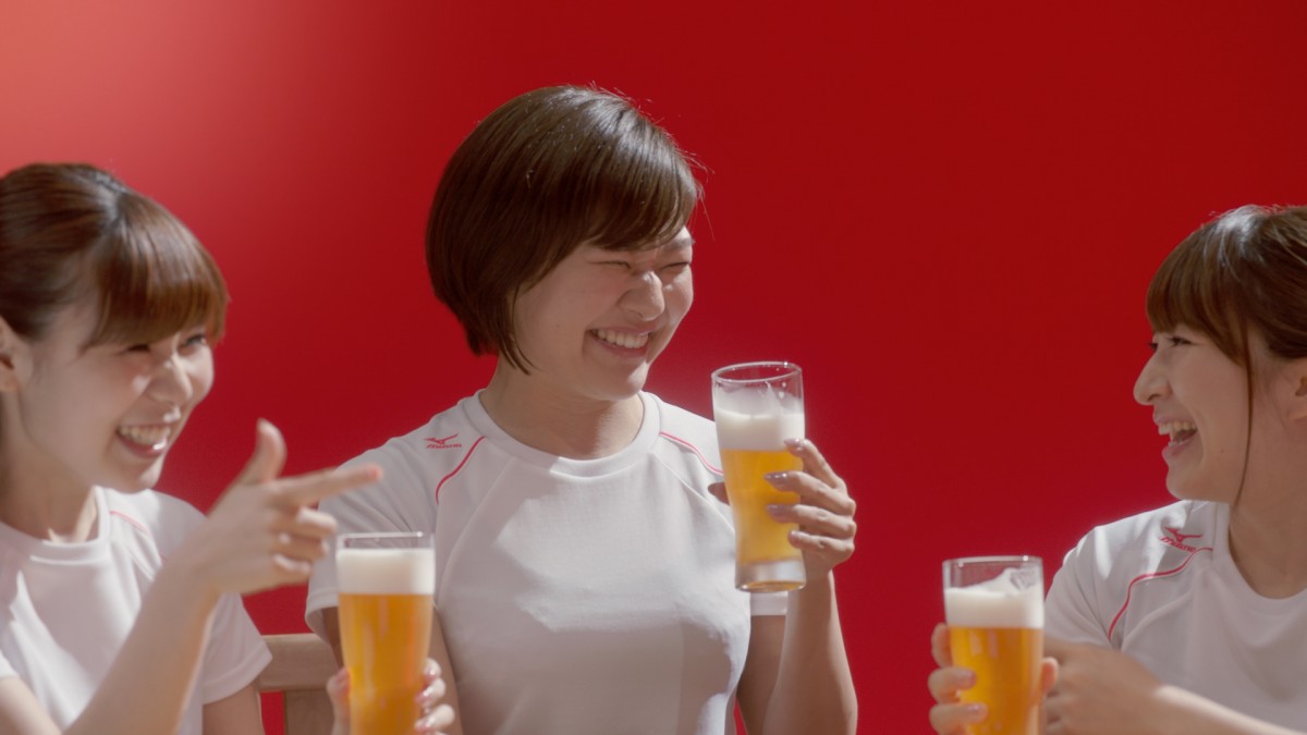 カーリング女子『LS北見』初CM出演　江口洋介とビールで乾杯