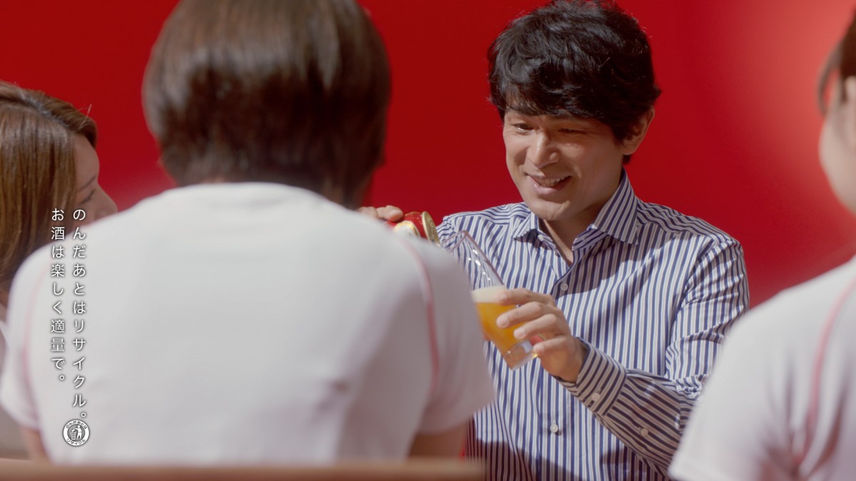 カーリング女子『LS北見』初CM出演　江口洋介とビールで乾杯