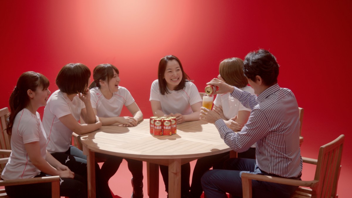 カーリング女子『LS北見』初CM出演　江口洋介とビールで乾杯