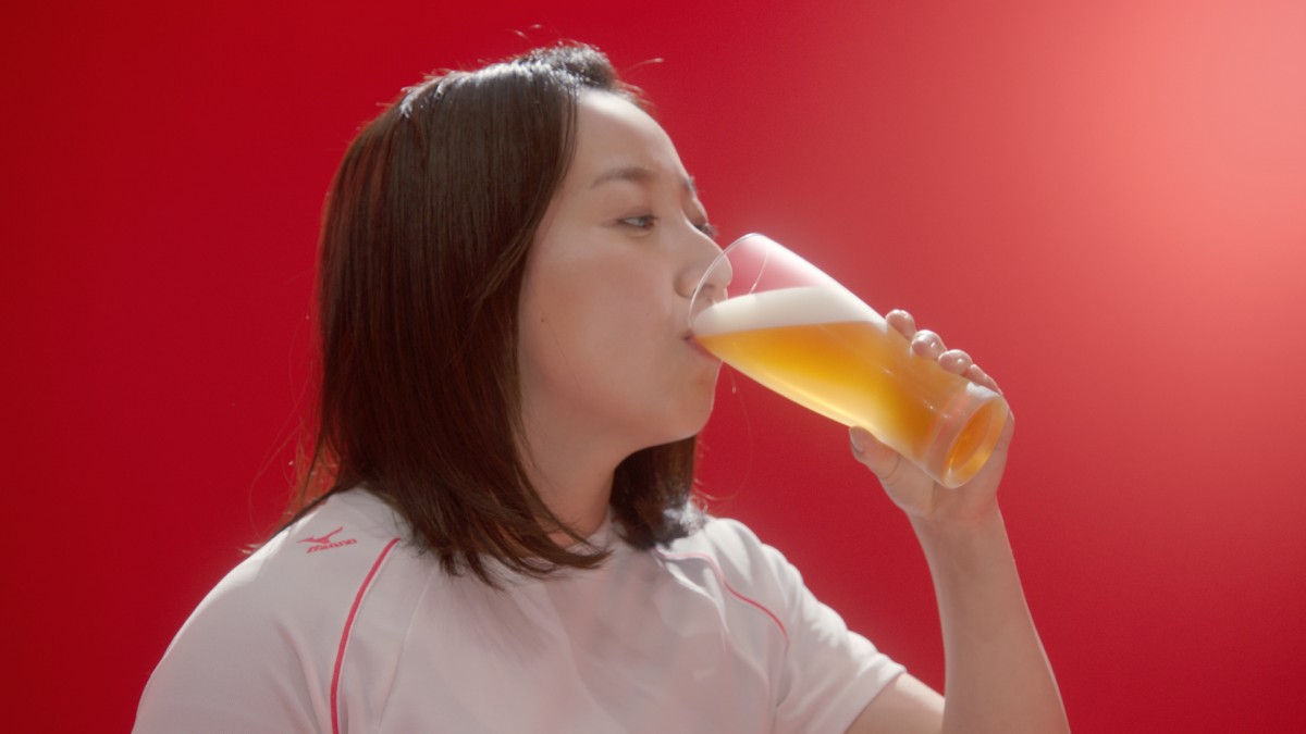 カーリング女子『LS北見』初CM出演　江口洋介とビールで乾杯