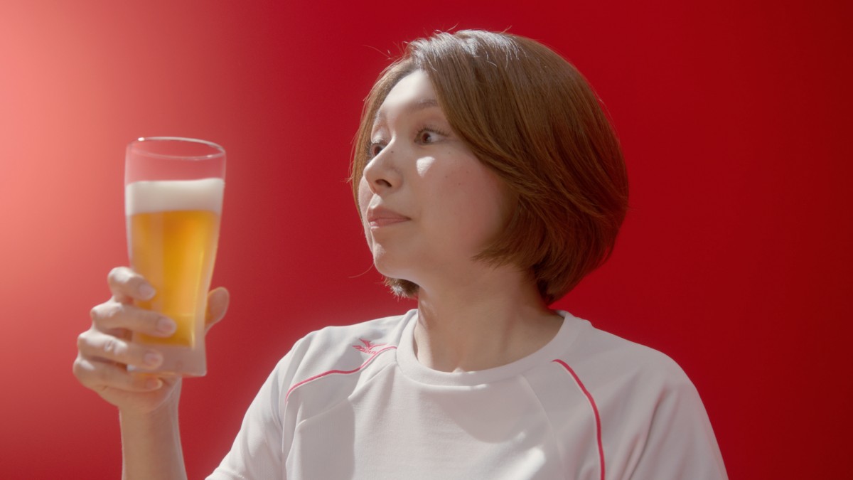 カーリング女子『LS北見』初CM出演　江口洋介とビールで乾杯