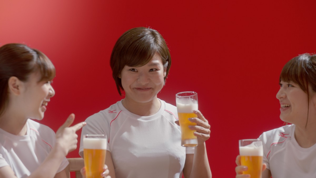 カーリング女子『LS北見』初CM出演　江口洋介とビールで乾杯