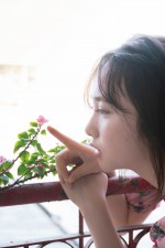 撮影：佐藤裕之／高橋朱里1st 写真集 曖昧な自分（講談社）より