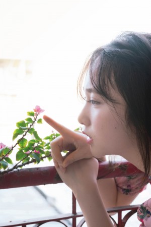 撮影：佐藤裕之／高橋朱里1st 写真集 曖昧な自分（講談社）より