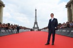 パリで開催されたワールドプレミアのレッドカーペットを歩くトム・クルーズ