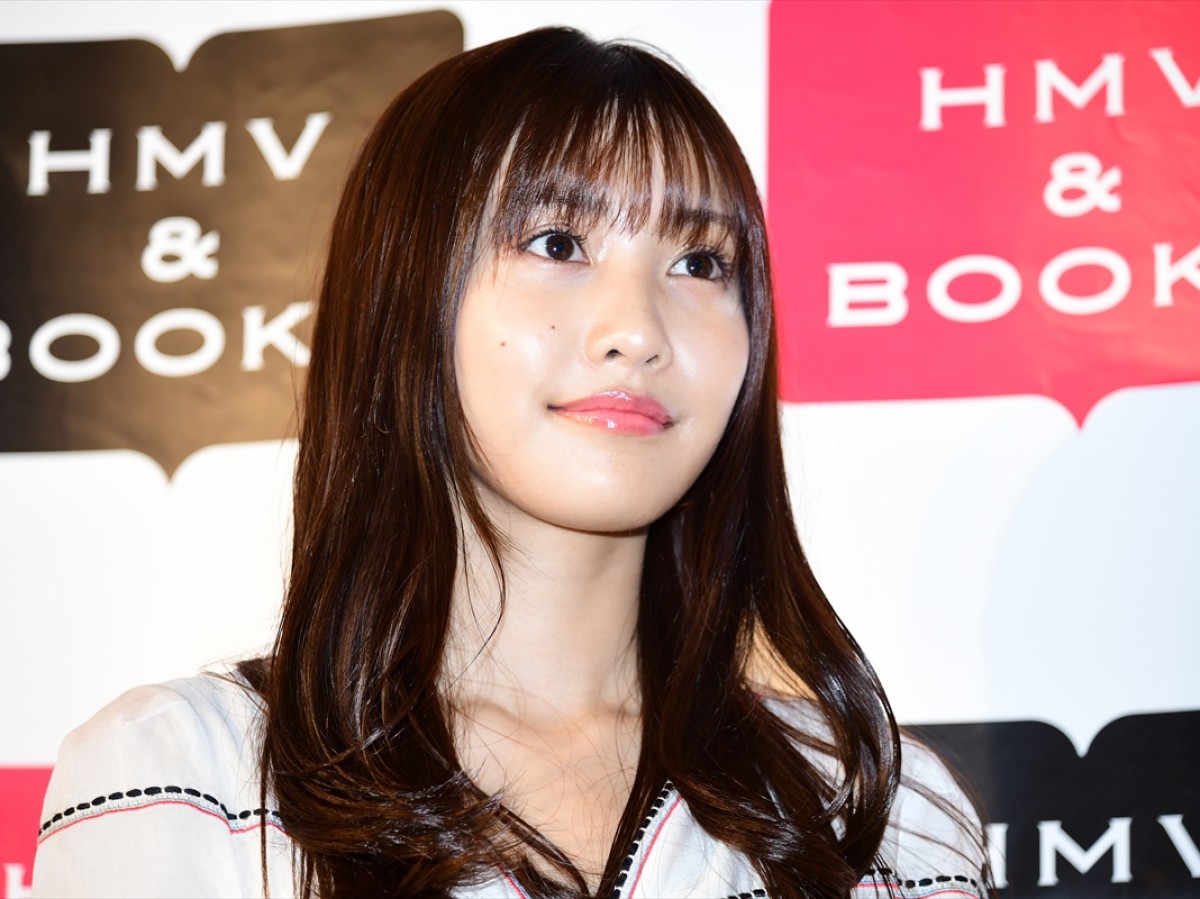 佐野ひなこ、「肘ブラで下乳も」最大露出の写真集！