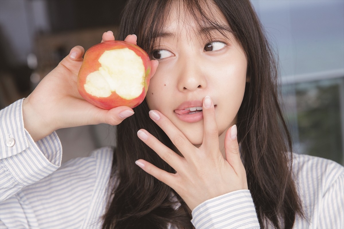 佐野ひなこ、「肘ブラで下乳も」最大露出の写真集！
