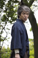 NHK‐BSプレミアム『悪魔が来りて笛を吹く』で金田一耕助を演じる吉岡秀隆