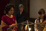 NHK‐BSプレミアム『悪魔が来りて笛を吹く』占いの最中の秌子（筒井真理子）と美禰子（志田未来）、そして耕助（吉岡秀隆）