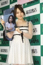 高橋朱里、写真集先行お渡し会囲み取材に登場