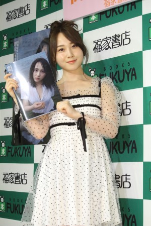 高橋朱里、写真集先行お渡し会囲み取材に登場
