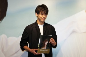 竹内涼真、写真集『Ryoma Takeuchi』発売記念イベントに登場