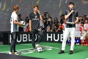 「ウブロ 乾貴士×大迫勇也 チャリティーイベント」に出席した（左から）乾貴士、大迫勇也、司会のハリー杉山