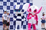 「東京2020マスコット デビューイベント」に登場した（左から）オリンピックマスコットの「ミライトワ」とパラリンピックマスコットの「ソメイティ」