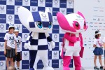 「東京2020マスコット デビューイベント」に登場した（左から）オリンピックマスコットの「ミライトワ」とパラリンピックマスコットの「ソメイティ」