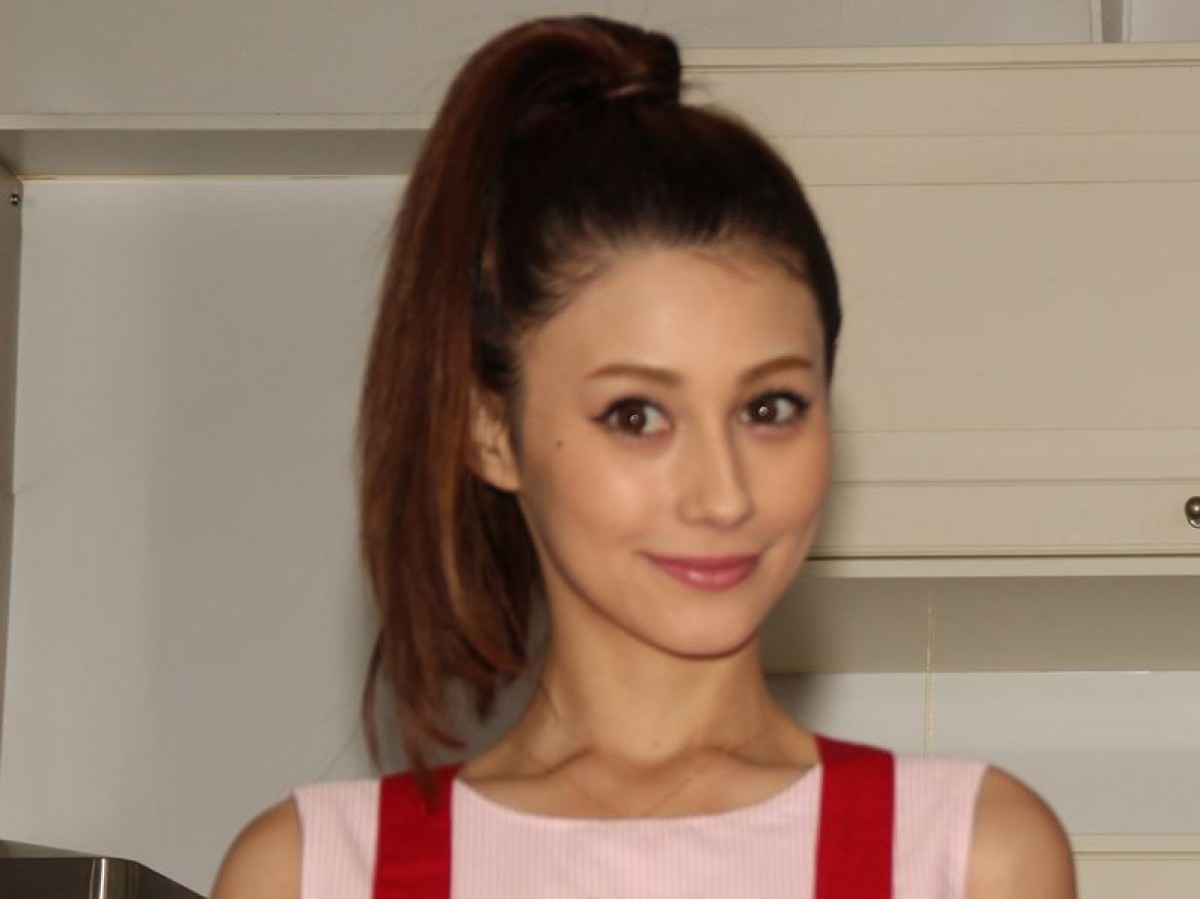 ダレノガレ明美、イメージ一新のピンクヘアにファンも「別人みたい」