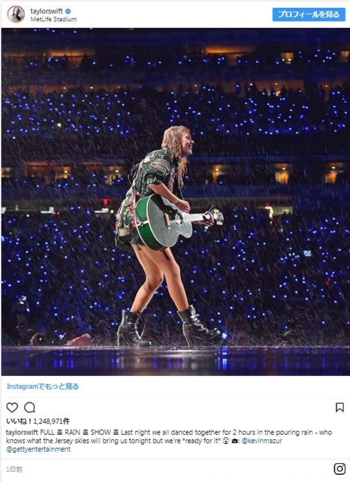 テイラー・スウィフトが雨のステージで転倒、笑ってカムバック
