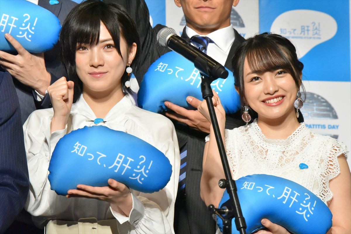 「知って、肝炎プロジェクトミーティング2018」に出席したAKB48の（左から）岡田奈々と向井地美音
