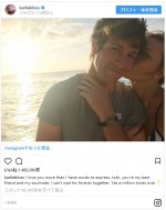 カーリー・クロス、婚約者の頬にキスする2ショットで婚約を報告　※「カーリー・クロス」インスタグラム