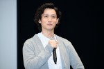 『恋のツキ』試写会＆記者会見に登場した安藤政信