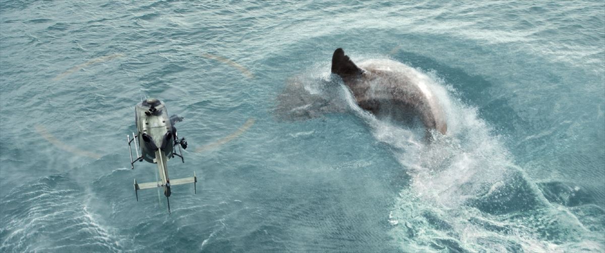 振り向けば…超巨大ザメ！ 逃げろステイサム！『MEG』海中死闘本編を公開