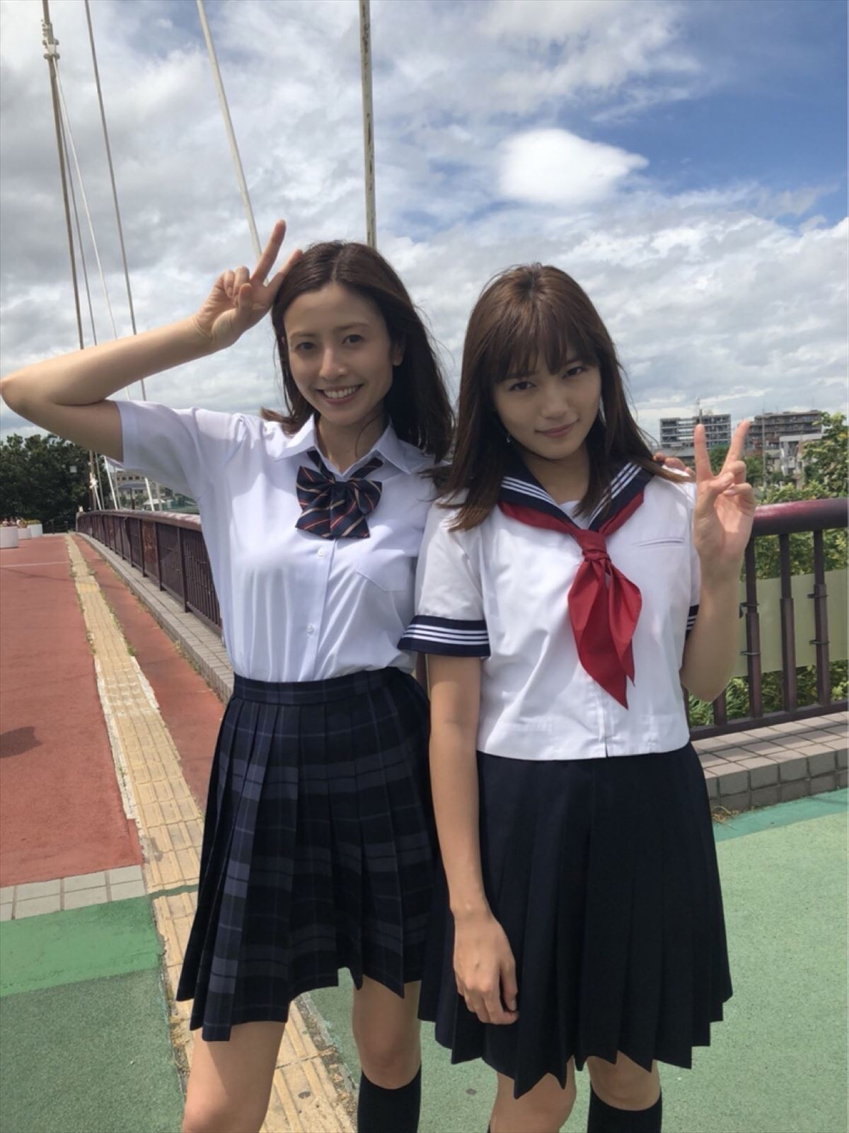 片瀬那奈、『ヒモメン』で川口春奈の姉に　美人姉妹の女子高生姿も公開
