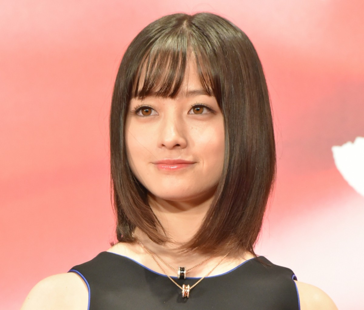 橋本環奈、もうすぐ20歳！ 大人の表情に称賛の声「ビューテイー」