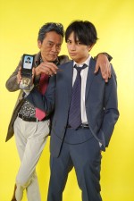 （左から）土曜ドラマ『ドロ刑』に出演する遠藤憲一、中島健人