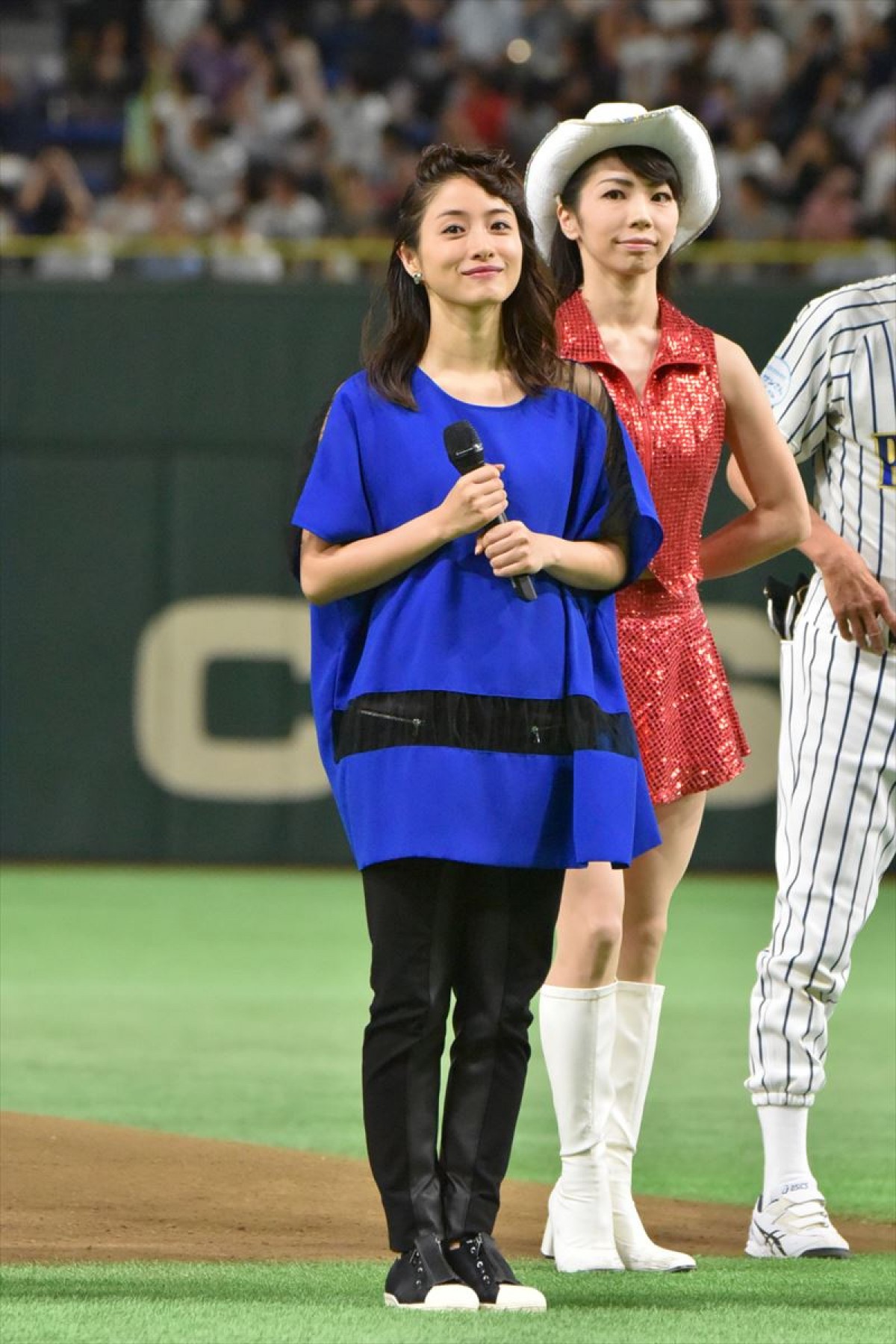 石原さとみが始球式に登場！ リーゼントなびかせ決めた今年の投法は…