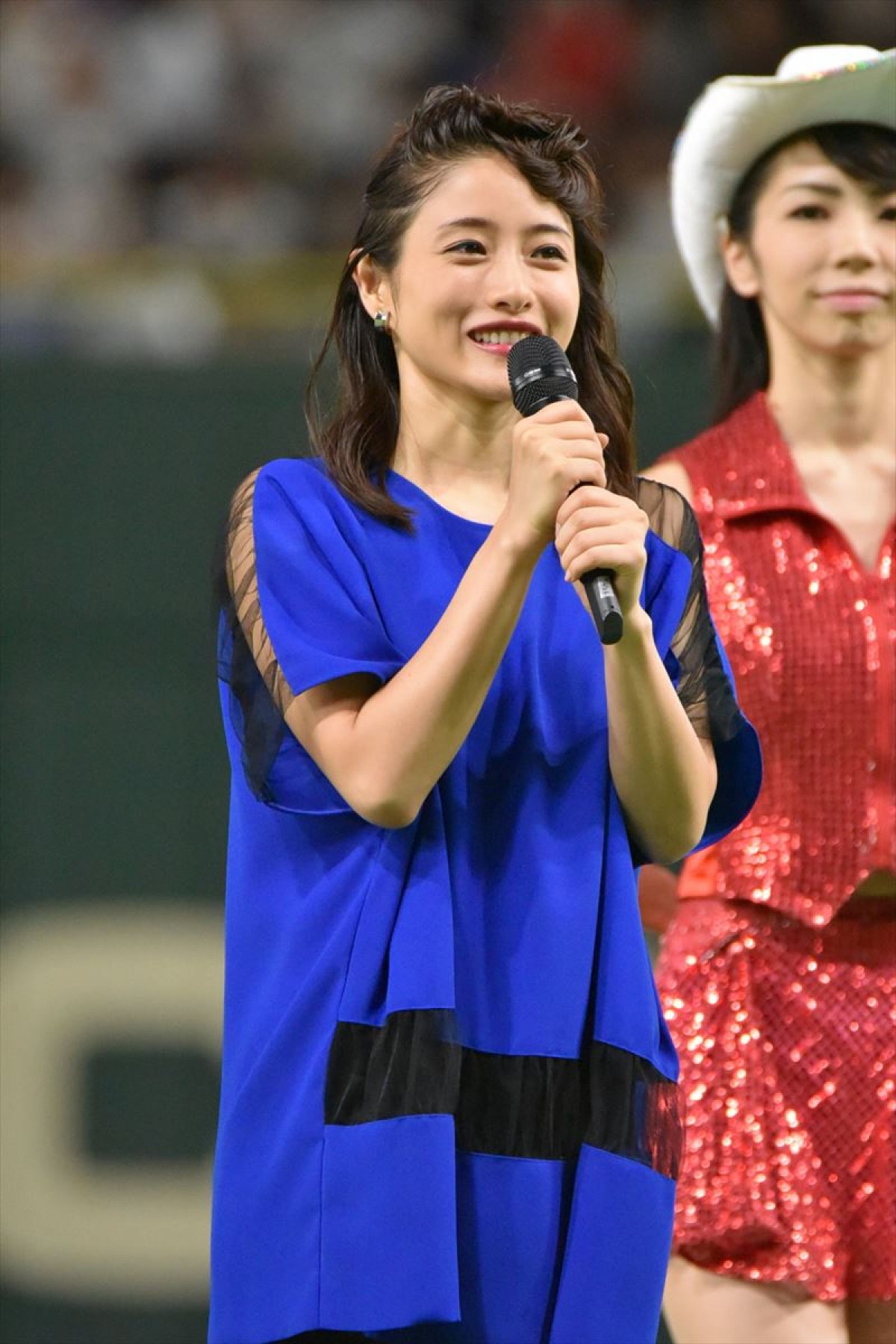 石原さとみが始球式に登場！ リーゼントなびかせ決めた今年の投法は…