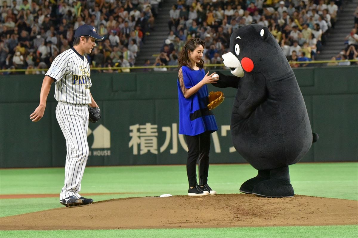 石原さとみが始球式に登場！ リーゼントなびかせ決めた今年の投法は…