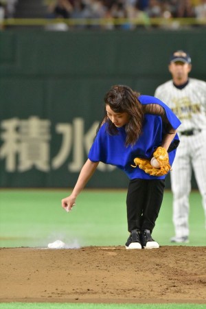 「サントリードリームマッチ2018」始球式に登場した石原さとみ