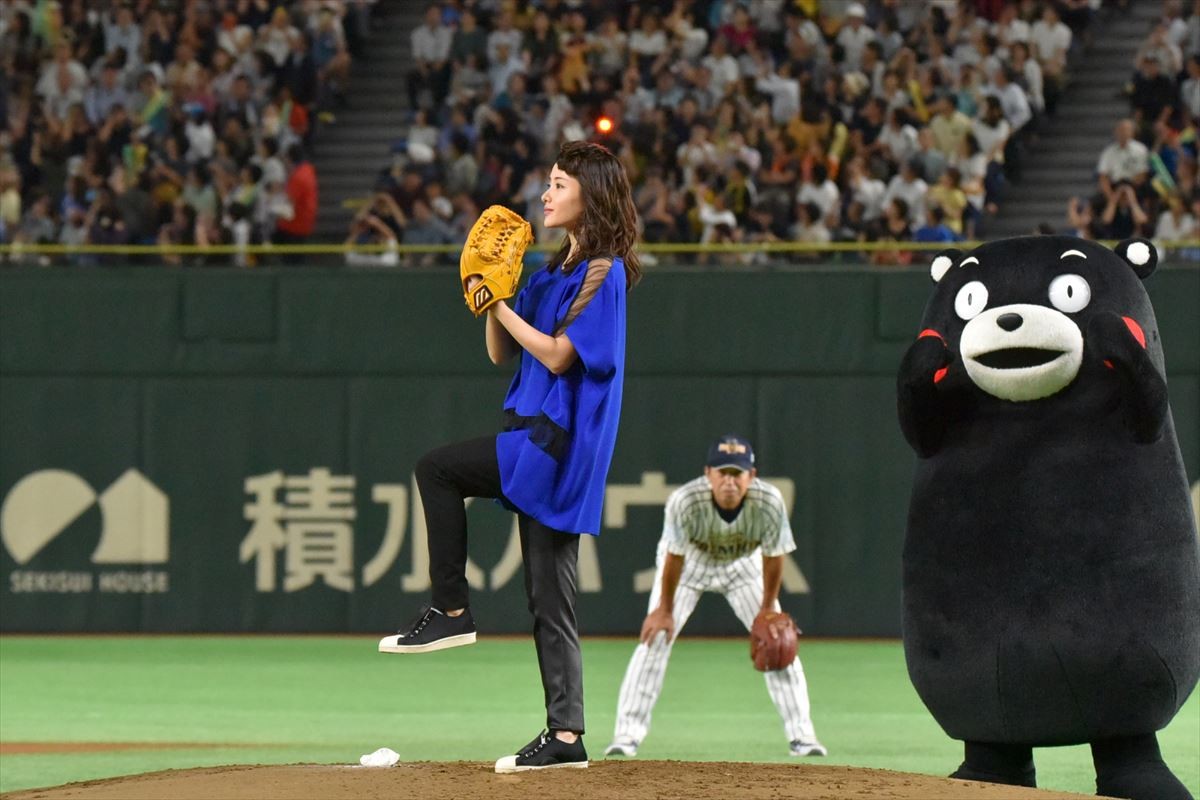 石原さとみが始球式に登場！ リーゼントなびかせ決めた今年の投法は…