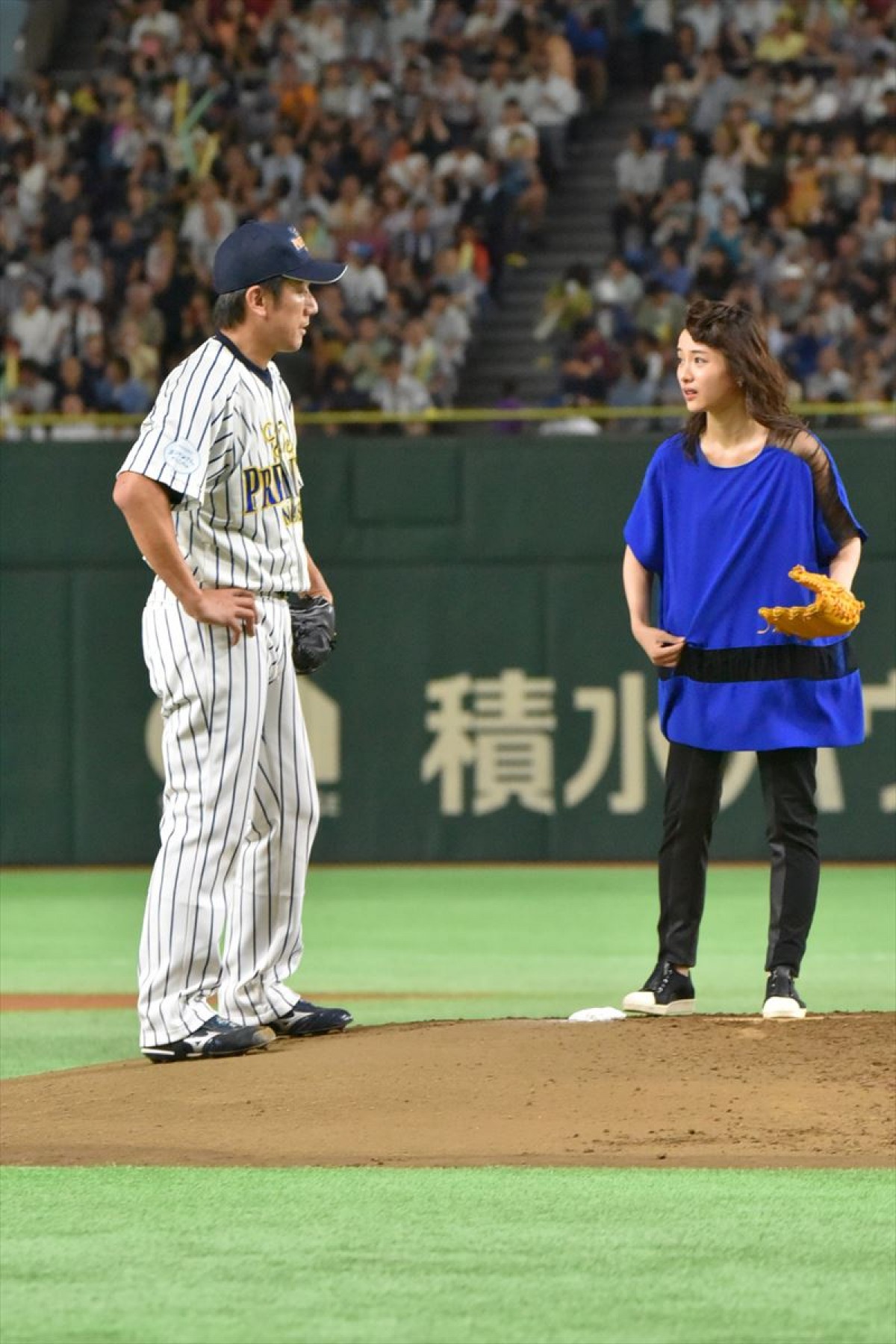 石原さとみが始球式に登場！ リーゼントなびかせ決めた今年の投法は…