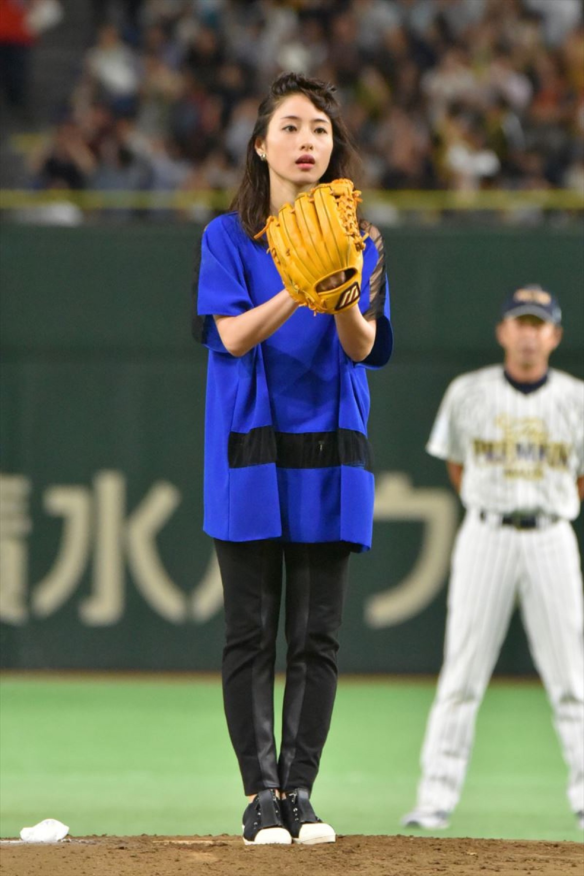 石原さとみが始球式に登場！ リーゼントなびかせ決めた今年の投法は…