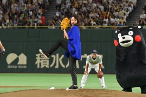 「サントリードリームマッチ2018」始球式に登場した石原さとみ