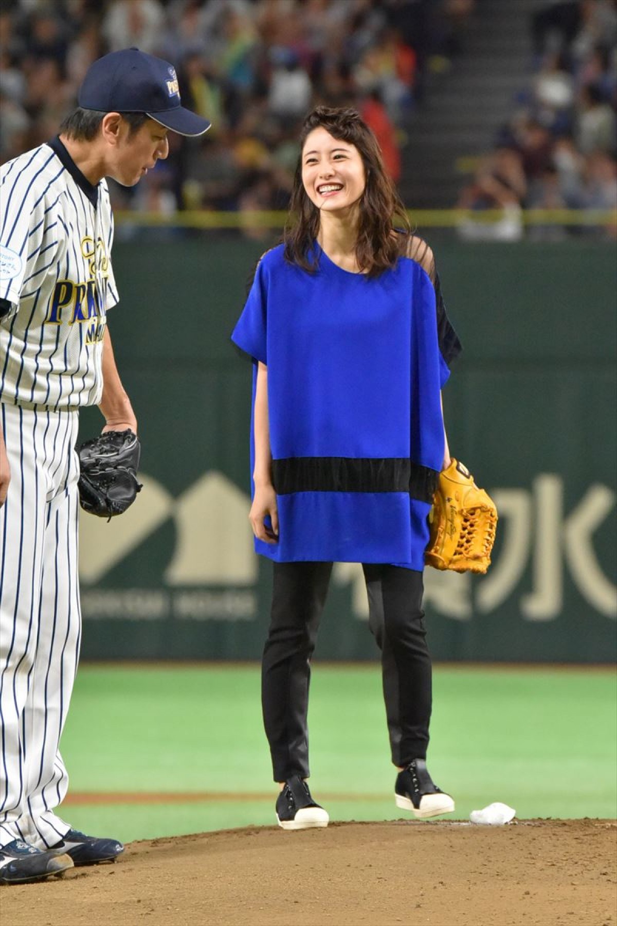 石原さとみが始球式に登場！ リーゼントなびかせ決めた今年の投法は…