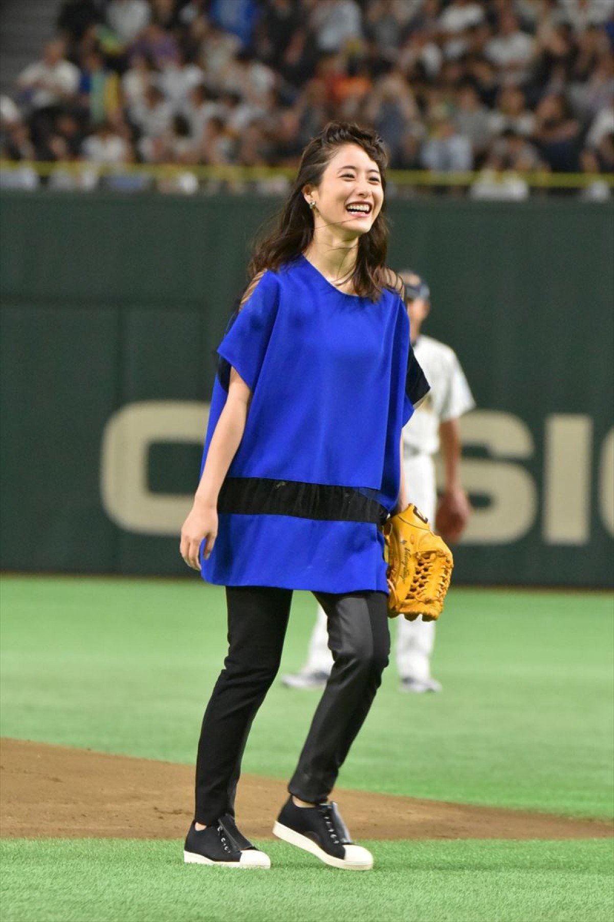 石原さとみが始球式に登場！ リーゼントなびかせ決めた今年の投法は…