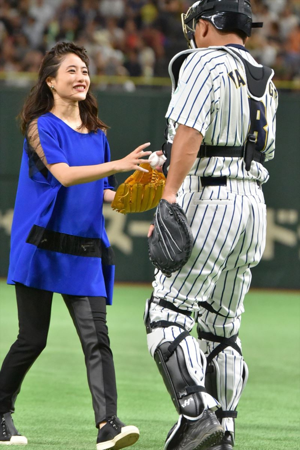 石原さとみが始球式に登場！ リーゼントなびかせ決めた今年の投法は…