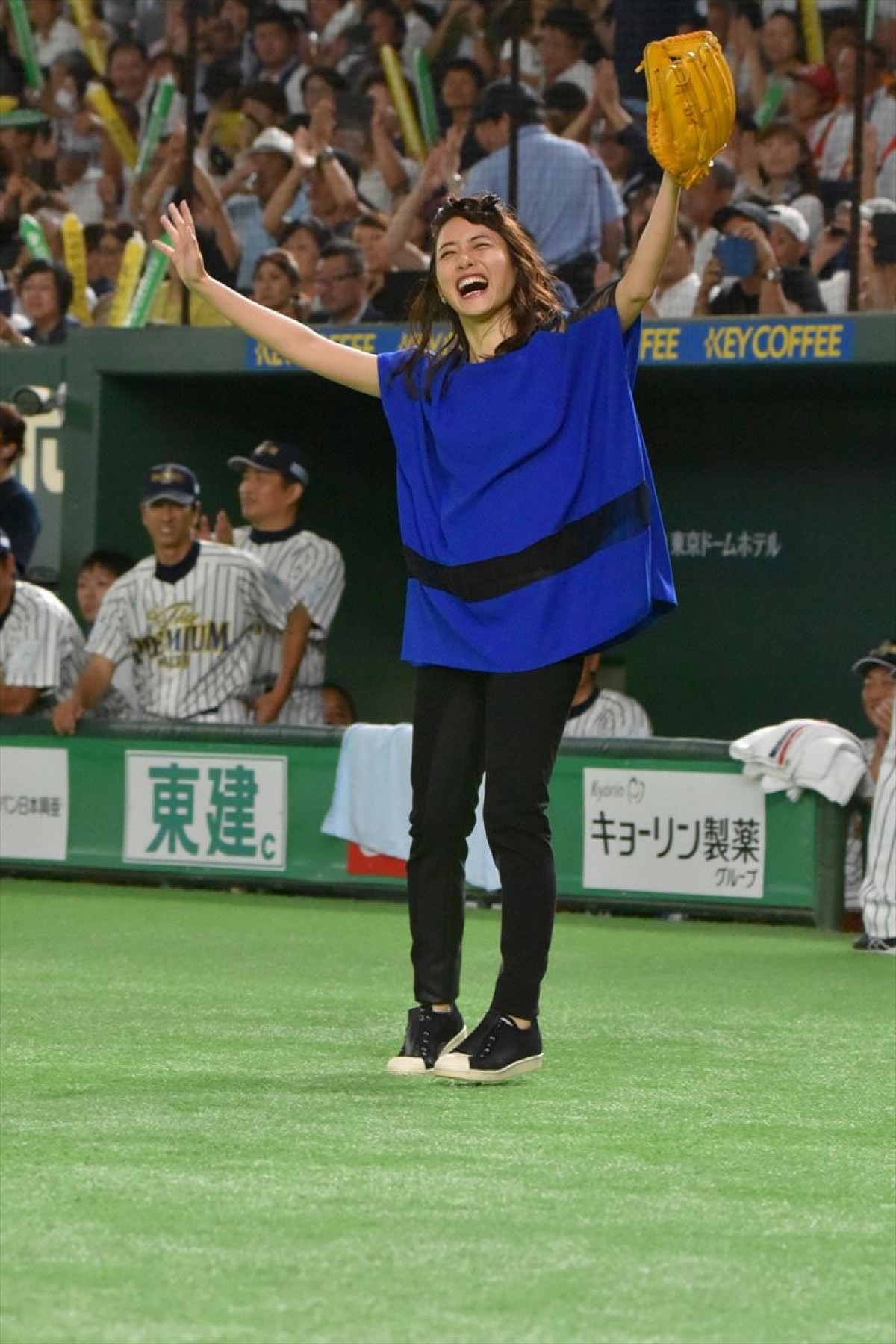 石原さとみが始球式に登場！ リーゼントなびかせ決めた今年の投法は…