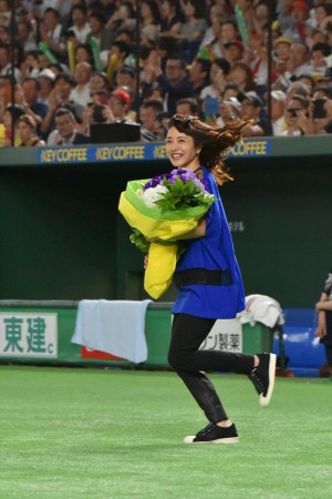 「サントリードリームマッチ2018」始球式に登場した石原さとみ