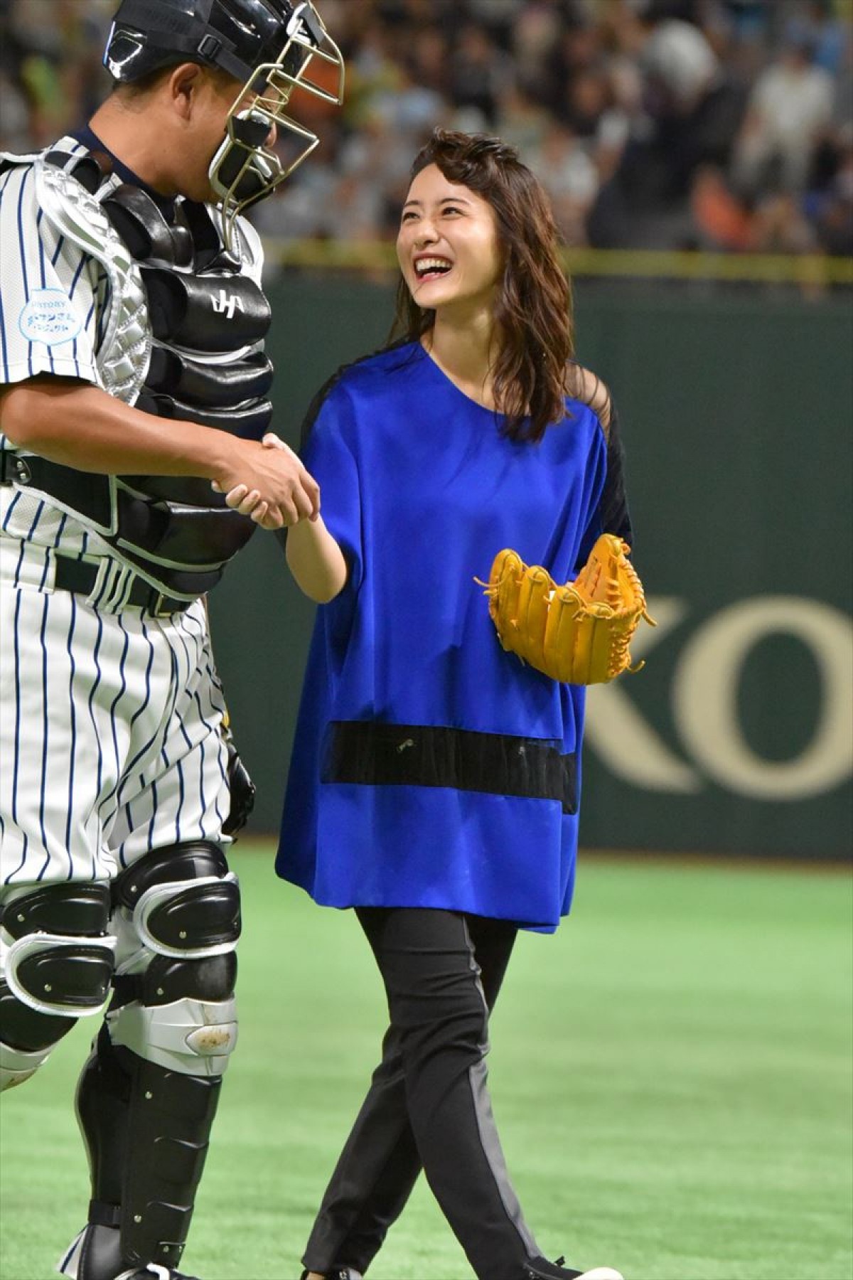 石原さとみが始球式に登場！ リーゼントなびかせ決めた今年の投法は…