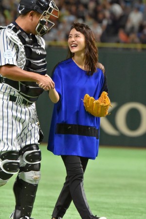 「サントリードリームマッチ2018」始球式に登場した石原さとみ