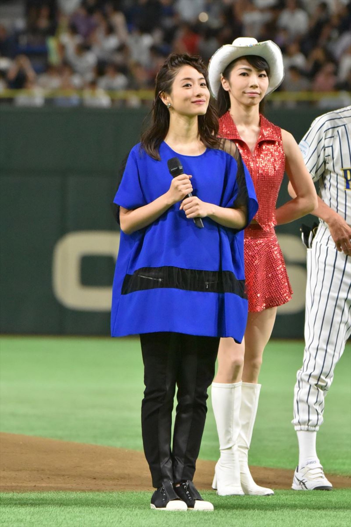 石原さとみが始球式に登場！ リーゼントなびかせ決めた今年の投法は…