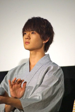 映画『青夏 きみに恋した30日』前日祭舞台挨拶に登場した佐野勇斗