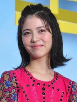 浜辺美波、裸足での“スッキリ”ポーズが「かわいい」と評判