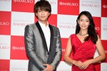 RIZAPグループ「MARUKO」新CM発表会に出席した（左から）三浦翔平、モデルの石黒エレナ
